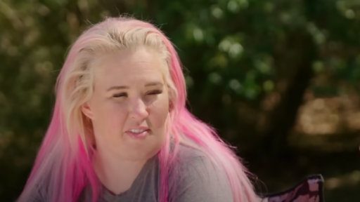 Mama June wears a gray tee outside in the sunshine