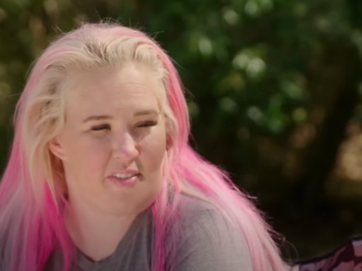 Mama June wears a gray tee outside in the sunshine